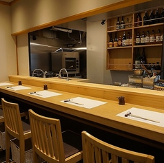 洗練されたカウンター席で、料理人の技を間近で楽しめるな空間です。木の温もりに包まれた心地よい雰囲気の中、選りすぐりの食材を使った料理が目の前で仕上げられます。大切な人とのひと時や、特別な日の心温まる時間を過ご場所にぴったりです♪心を豊かにする特別なひとときをこの場所でお楽しみください★