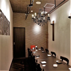 ブラックシャンデリアの半個室。通常、10名様上でご利用可能のとなっておりますが、ご予約状況により少人数の貸切空間としても開放いたします。※8名様以上でコース利用をお願い致します