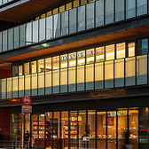 バリアフリーに配慮。車いすのままスムーズに入店・食事が可能です。