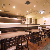 【一体感のある空間】店内は段差が少なく見通しの良いワンフロアの構造になっています。大人数での貸切宴会の際も、端から端まで視線が届くため、主役の挨拶や出し物もしやすく、参加者全員が一体感を持って楽しめます◎開放的な造りになっているので、大人数でも圧迫感なくリラックスして過ごせるのが特徴です。