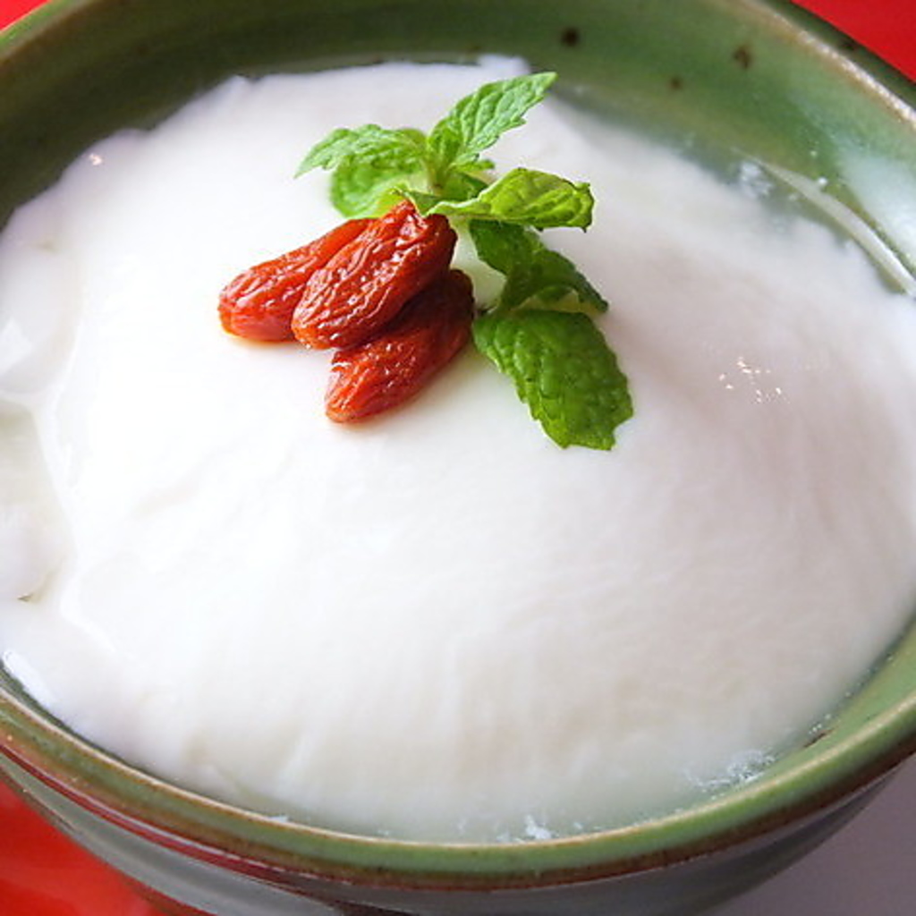 自家製の杏仁豆腐はミルク感たっぷり♪お食事の最後にぜひお召し上がりいただきたい一品です