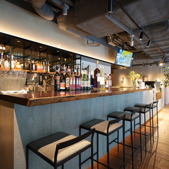 スタイリッシュで清潔感あふれるカウンター席は、一人でも気軽に立ち寄れる心地よい空間です。洗練されたデザインと落ち着いた雰囲気が、リラックス出来る空間を提供します。忙しい日常の中で、ふと立ち寄りたくなる場所です。カフェメニュー・ドリンクは豊富に取り揃えていますので、ぜひお気軽にご利用ください♪