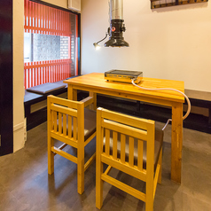 気の置けない仲間との食事にぴったりな、4名様用のテーブル席をご用意しております。美味しいお肉をみんなでシェアしながら、賑やかに盛り上がりましょう。女子会などにもおすすめです。