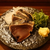 京都・四条烏丸で寿司宴会なら「えにし四条烏丸」へ。寿司や和食と一緒にお酒を楽しめ、飲み放題やコースもご用意しています。大人数・団体での宴会から仕事帰りの一人飲み、立ち飲みまでおすすめ。四条駅・烏丸駅からもアクセスしやすく、安い・コスパの良い居酒屋を探す方にもぴったりです。