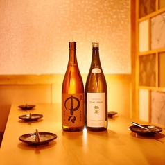 木の温もりとスタイリッシュなインテリアが心地よい店内。広々としたテーブル配置は、プライベート感を大切にしながらも、友人やご家族との楽しい時間を共に過ごすのに最適です♪