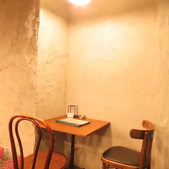 2名様でのご利用に最適なお部屋をご用意しております。お誕生日や記念日、お祝いのお客様には、当店自慢のお料理とお酒をご堪能下さい♪