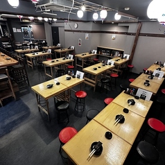 《2~10名様向け》団体で入っても見渡しのいい空間!テーブル席だけで46名様、カウンター含め最大60名様までのご案内可能です♪大宴会にも向いてる当店へぜひお越しください!