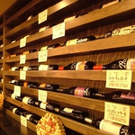 店内に所狭しと並ぶワインは300種！それぞれのボトルには価格が明記、予算に合わせて楽しめる♪