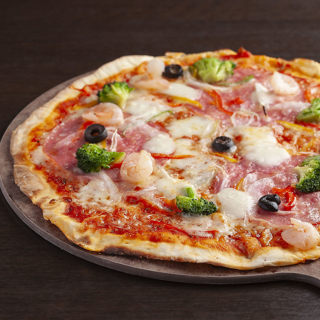 様々な具材の味わいを楽しめるピザは、お酒との相性も抜群です。ビールやワインなどとご一緒にどうぞ