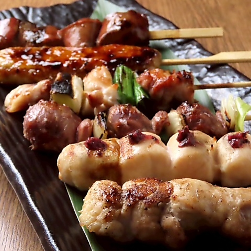 1本1本手打ちにこだわった炭火焼き鳥！！当店名物の鶏トロ串、希少部位のつなぎなど…全30種♪♪