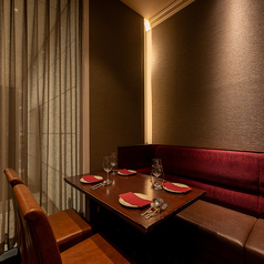 気の合う友人や同僚との集まりに最適な少人数席をご用意。アットホームな雰囲気の中、周囲を気にせずゆったり過ごせるのが魅力です。落ち着いたインテリアが会話をより楽しめる空間を演出し、普段の食事からちょっとした飲み会まで幅広く活躍。少人数だからこそ味わえる心地よさをぜひご体感ください。