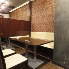 落ち着いた灯りが心地よい大人の空間。上質な雰囲気の中で、薬膳やフカヒレなど本格中華をゆっくり堪能できます。接待や記念日にも最適。