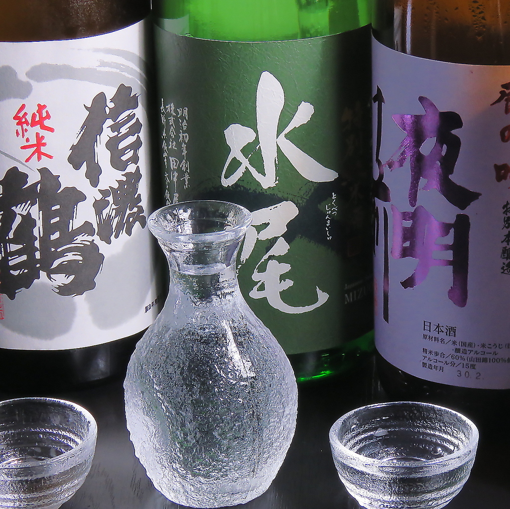 種類豊富な地酒や銘酒を取り揃えております！季節によって変わる地酒や全国各地の銘柄を集めました！