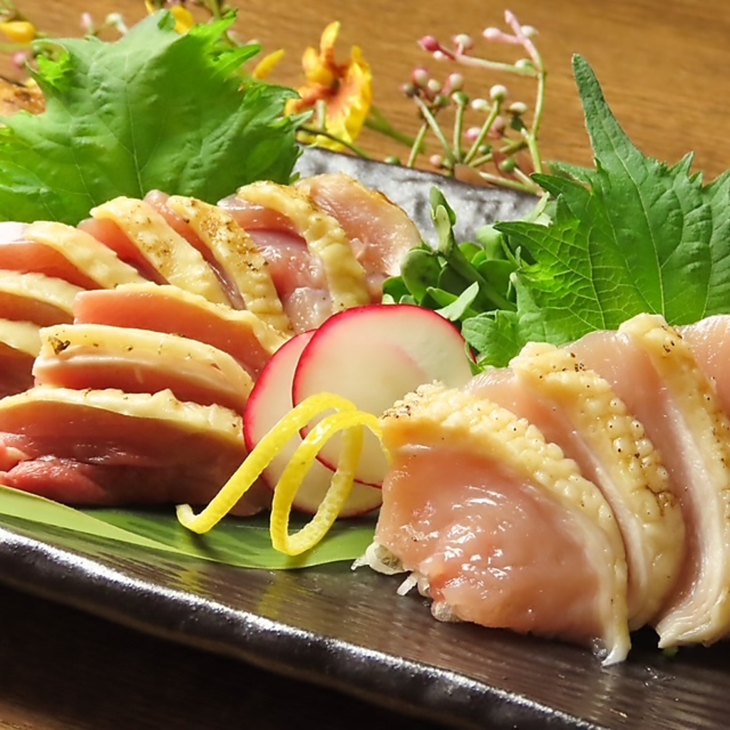 これまた当店名物の『黒さつま鶏のタタキ2種』！！モモ肉と胸肉、一度で二度美味しい☆