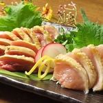 これまた当店名物の『黒さつま鶏のタタキ2種』！！モモ肉と胸肉、一度で二度美味しい☆