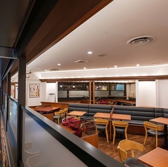 開放的なお席で乾杯を！京都駅直結の広々とした店内は、車椅子やベビーカーでも安心のバリアフリー設計。お子様連れも大歓迎で、ご家族や三世代での利用にも最適です。3名～最大26名様の半個室も完備。開放感あふれる空間で、伝統の生ビールと自慢の洋食を囲みながら、皆様で賑やかなひとときをお過ごしください！