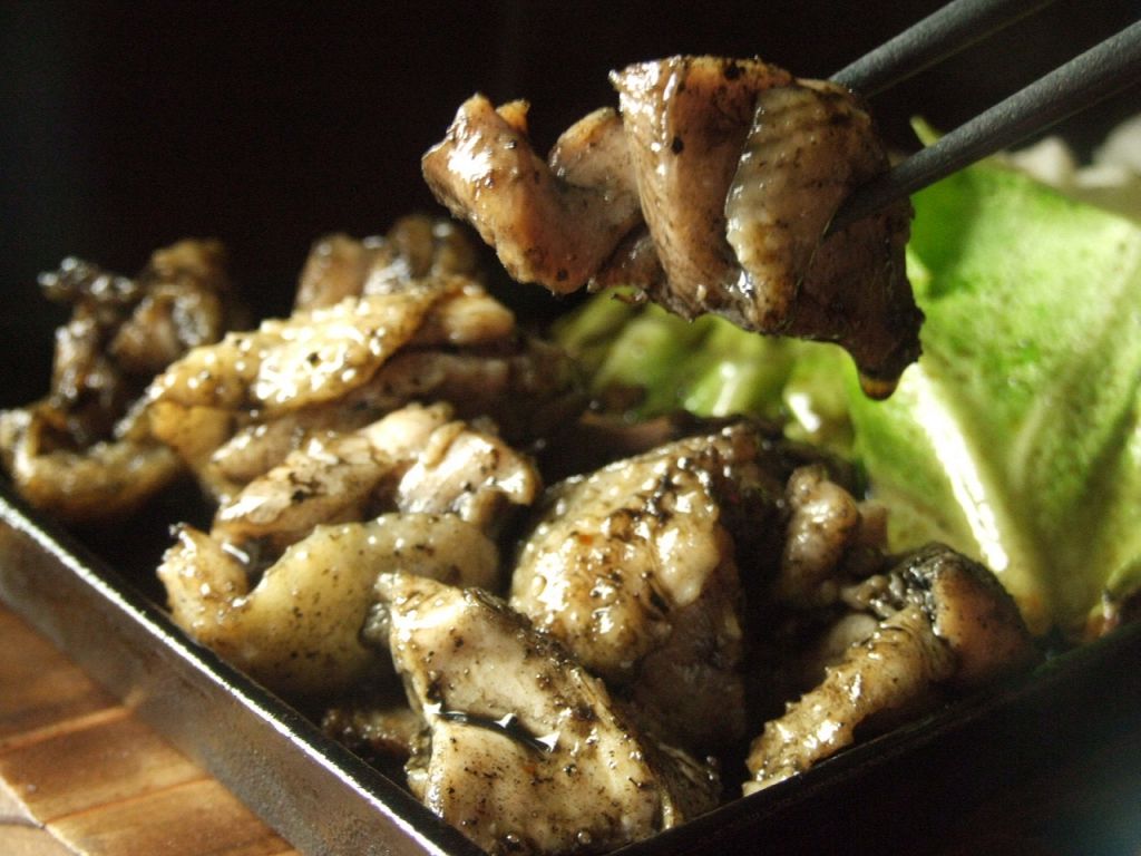 コシがあるのに柔らかい、ジューシーな肉質の『地頭鶏（じとっこ）』炙り焼きがお勧め☆