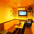 【6名様個室】全部屋完全個室のカラオケまねきねこ大阪福島店。こちらは6名様個室。最新機種完備でカラオケ好きのあの人も大満足。飲食物の持ち込み自由。24時間営業なので2次会や3次会にも。ポテト食べ放題や飲み放題もあり。(部屋No.7)