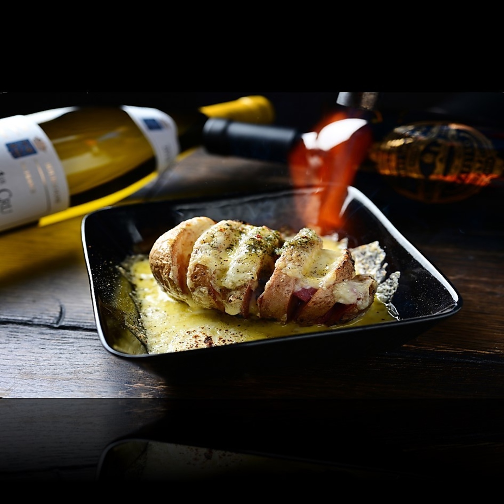 栄駅徒歩5分の好立地　アンティーク家具とジューシーなステーキが魅力