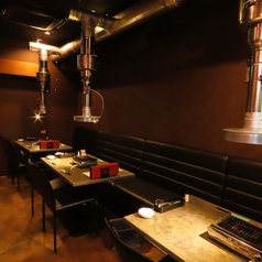 【6名様がけテーブル席】壁側の椅子がソファ席仕様で座り心地抜群♪小さなお子様連れでもゆったりとお食事が可能です！