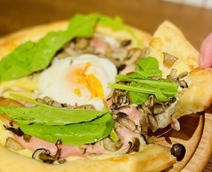 秋ピザ!たっぷりきのこのビスマルクピザ