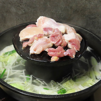 厳選地鶏を使用！旨味とコクが凝縮された鶏焼肉を堪能◎