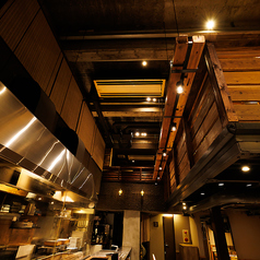 【１F】4階建てのビルを丸ごとリニューアルした店内は、高さ6mの吹き抜けが広がり雰囲気抜群！