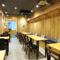 木目の温もりと上質感が調和する新店舗