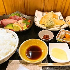 平日限定！刺身・天麩羅定食（小鉢・漬物・ごはん・ミニうどん・ミニ刺身・ミニ天麩羅） 1500円（税込）の写真