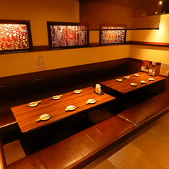 大人の雰囲気がコンセプトの半個室は、お勤め先での宴会や気の合う仲間との飲み会にもおすすめです。当日利用できるコースもご用意しておりますので是非ご活用ください。ご予約やお問い合わせはお気軽に店舗までご連絡ください。