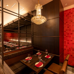 2～4名様での利用にぴったりな少人数席は、居心地の良さを大切にした落ち着いた空間。仲の良い友人同士での飲み会やカジュアルな接待、デートなど幅広くご利用いただけます。店内の喧騒から少し離れて、会話を楽しみながら食事を満喫できる特別な時間を演出。ゆったり寛げる隠れ家的な雰囲気です。