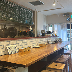 カウンター席が合計10席ございます。目の前にはテレビがあるのでスポーツ観戦をしながらお酒を飲むことも♪