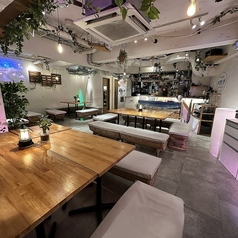 緑や木材を活かしたガーデン風の店内は、天井も高く開放感抜群☆渋谷駅から道玄坂をまっすぐ2分という集合にも好立地!大人数の貸切には最高の立地!