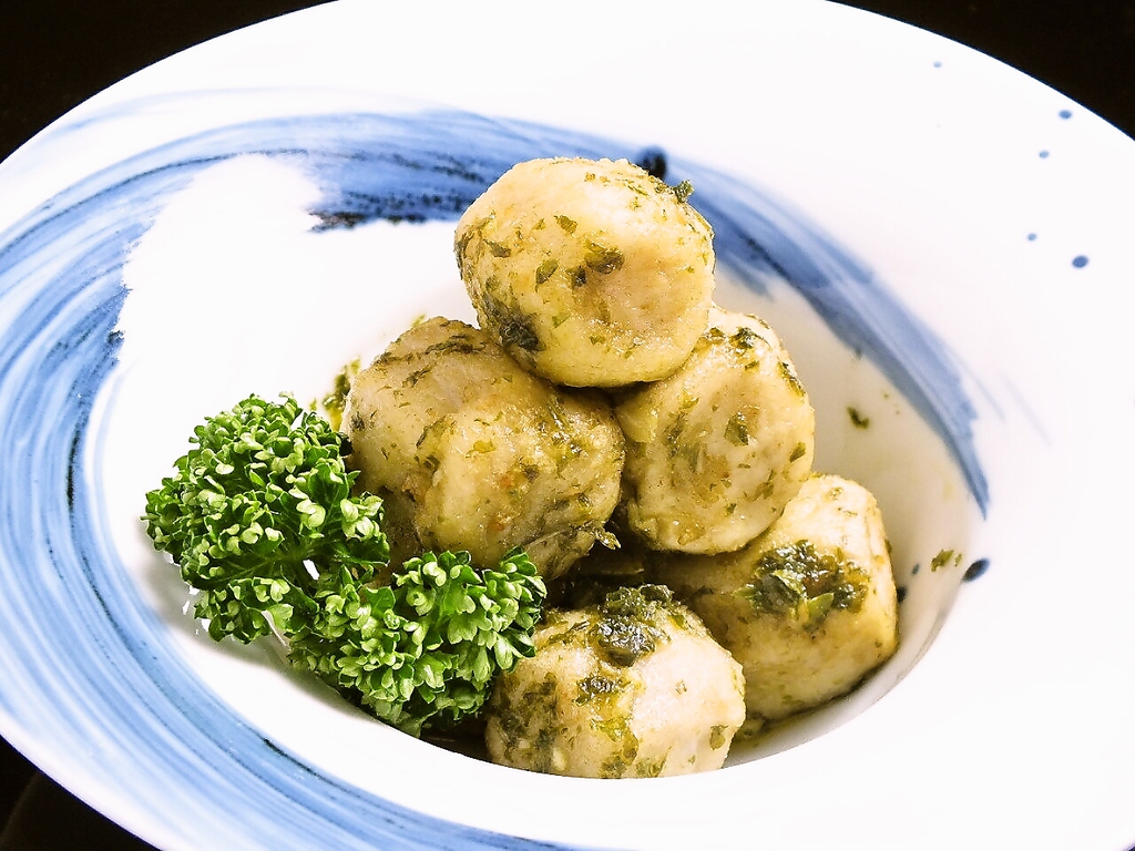 熟練の料理人が一品一品心を込めて調理しております。ご宴会はもちろん会社帰りのサク飲みもおすすめ