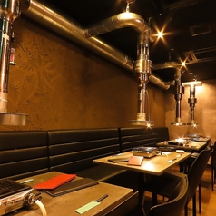 【6名様がけテーブル席】当店では各席に無煙ロースターがついており、においを気にせず、焼肉をお楽しみいただけます。女子会や記念日利用など様々なシーンでご利用いただけます！