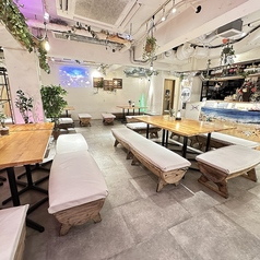 一面の窓からの陽光、夜は樹木の間接照明が温かい空間を演出☆白を基調とした部屋に木々の温もり♪