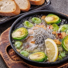 釜揚げしらすと春野菜の鉄板アヒージョ