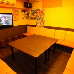【20名様個室】全部屋完全個室のカラオケまねきねこ大阪福島店。こちらは20名様個室のパーティルーム♪歓送迎会・打ち上げに！！飲食物の持ち込み自由。24時間営業なので2次会、3次会にも。JR環状線福島駅徒歩2分。ポテト食べ放題もございます。(部屋No.12)