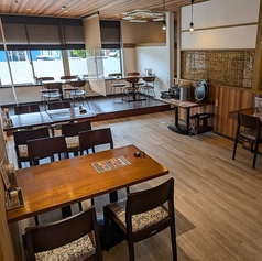 広々としたテーブル席