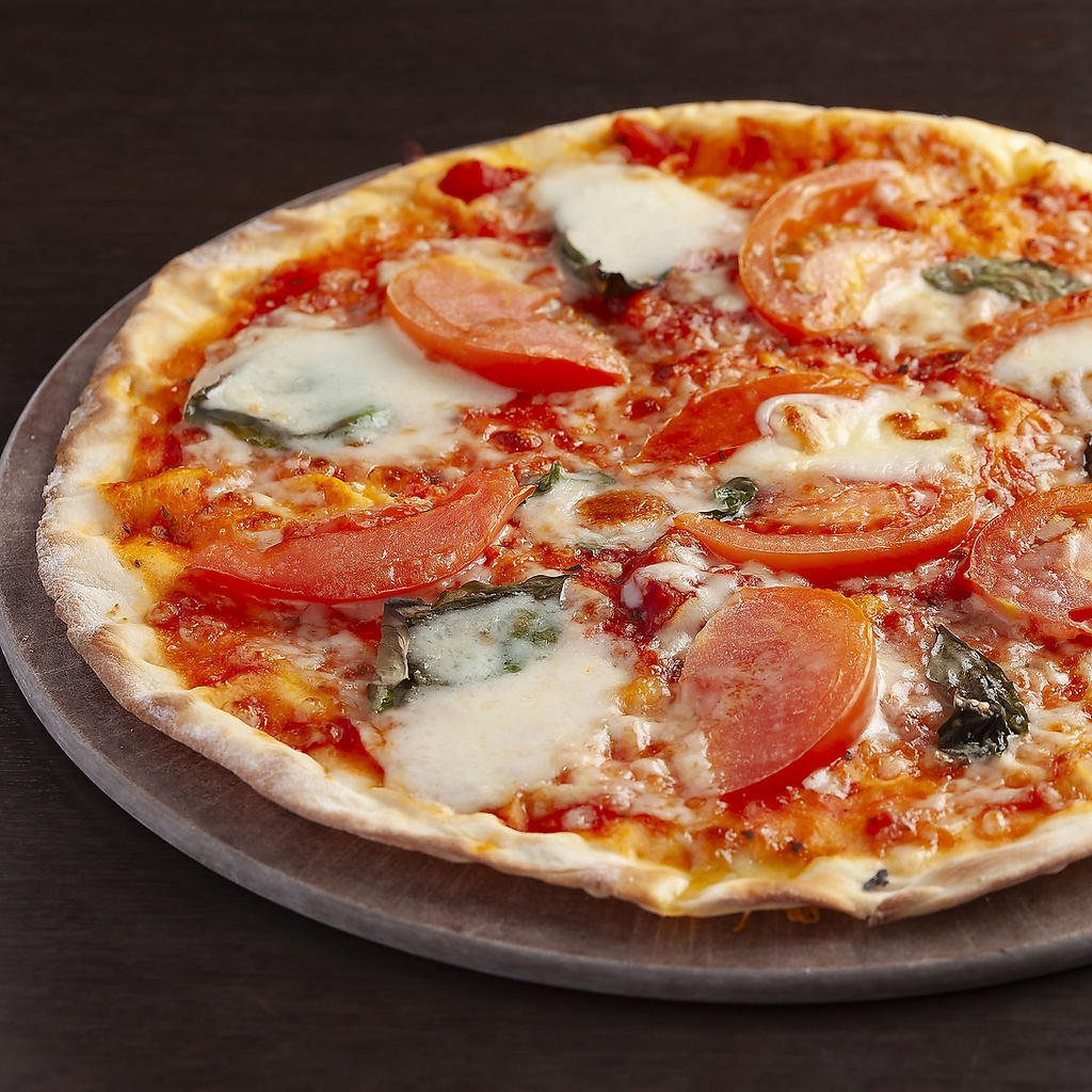 モッツァレラチーズ・トマト・バジルの定番ピザ【マルゲリータ】。チーズと具材にこだわった逸品です