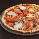 モッツァレラチーズ・トマト・バジルの定番ピザ【マルゲリータ】。チーズと具材にこだわった逸品です