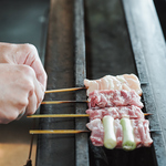 丁寧に手打ちされた串。焼き場から漂う香ばしい香りが、食欲をいっそう掻き立てる自慢の串です！