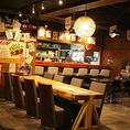 温かみのある木目調のインテリアと柔らかな照明が包み込む、落ち着いた雰囲気のテーブル席をご用意しております。背もたれのあるクッション性の高い椅子を採用しており、長時間の宴会や二次会でも疲れにくく、リラックスしてお過ごしいただけます。