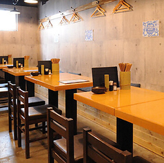 天井が高くスッキリとした店内には、最大16名様まで座れる使い勝手の良いお席をご用意しています。窓から差し込む光や柔らかな照明が、心地よいムードを演出！大人数での飲み会でも窮屈さを感じることなく、のびのびとお食事を楽しめます◎開放的な雰囲気の中で、日頃の疲れをリフレッシュしましょう★