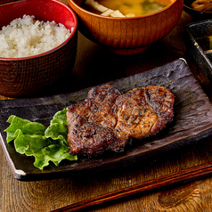 炭火が香る！ボリューム満点の「極上・肉定食」