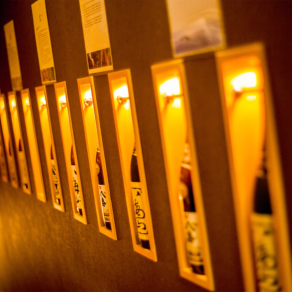 ずらりと並んだ日本酒。和の趣きある雰囲気で一杯…。
