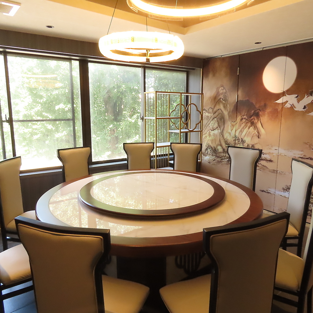6名～26名様まで使える円卓の個室をご利用いただけます。