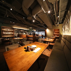 特別な結婚式の後にふさわしい、洗練された空間での二次会を当店でお楽しみください。ゲストの皆様を温かくお迎えします。地元の新鮮な食材を使った美味しい料理や、豊富なドリンクメニューが揃い、思い出に残る特別な時間を演出します。コースメニューもご相談ください。貸切は20名様～、立食時は最大200名様まで対応可◎