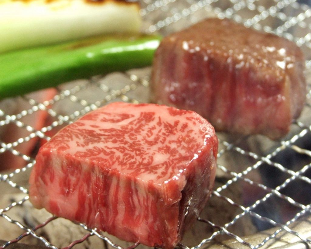 最高級ランク黒毛牛厚切り特上カルビ2178円（税込）、精肉屋の手切りにて最高級の黒毛牛をお届け！