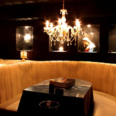 ＶＩＰソファー席は特別な夜にふさわしい空間です。少人数のパーティ、記念日のお祝いなどでゴージャスな雰囲気を味わっていただけます★（2名様～）